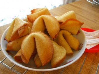 http://www.todayifoundout.com/wp-content/uploads/2011/12/fortune-cookies-340x255.jpg