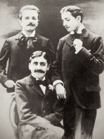 Proust (seated) with Lucien Daudet (right)