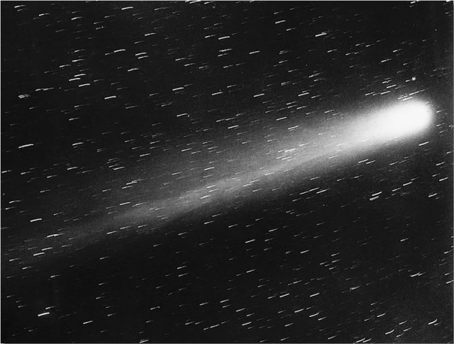 first-photograph-of-halleys-comet