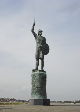 Brythnoth_statue_Maldon