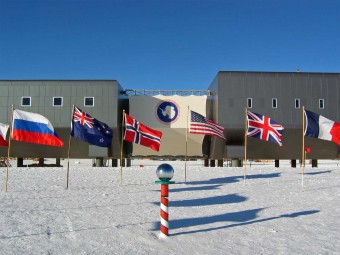 Amundsen-scott-south_pole_station_2007