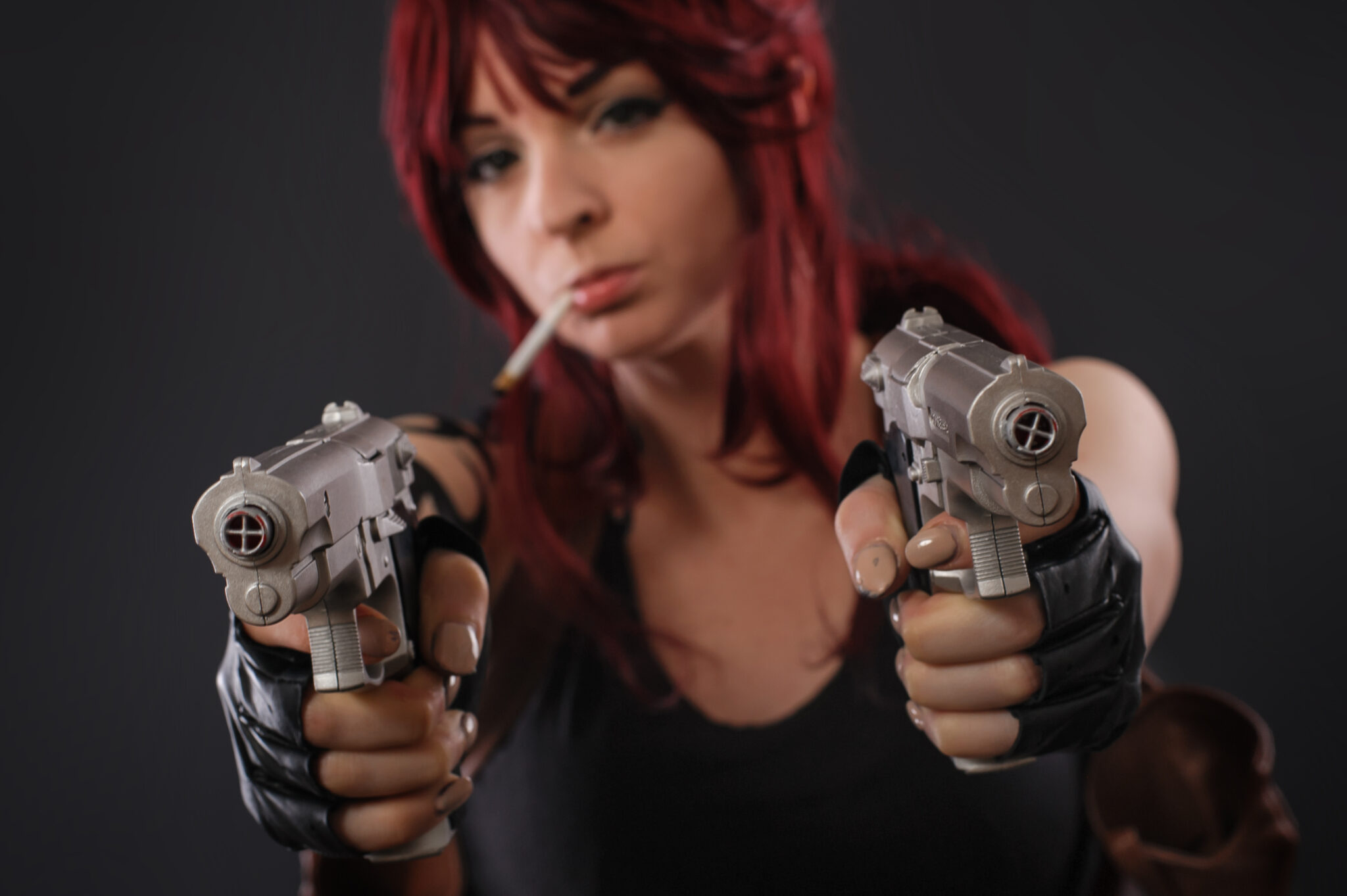 Ii guns. Как зовут персонажа на фото девушка с двумя пистолетами.